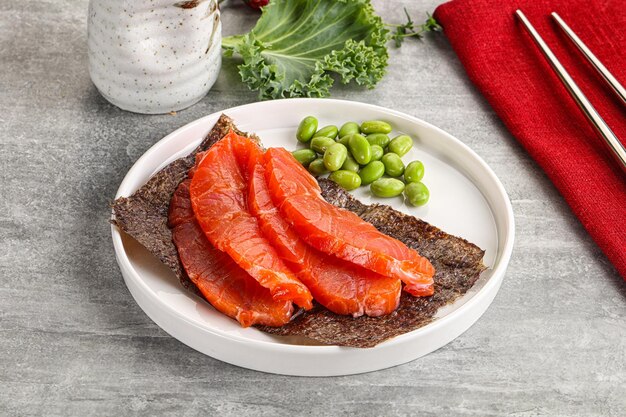 Roher Lachs-Sashimi in Scheiben geschnitten auf dem Teller