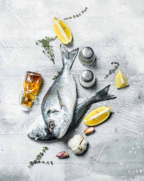 Roher Meeresfisch-Dorado mit Kräutern und Gewürzen