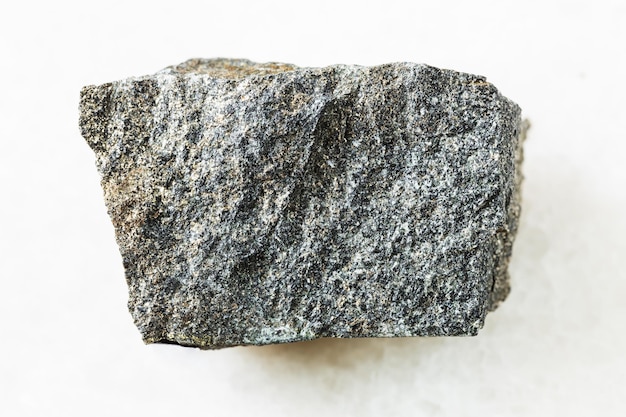 Roher Pyrrhotit-Pyrotit-Felsen auf weißem Marmor