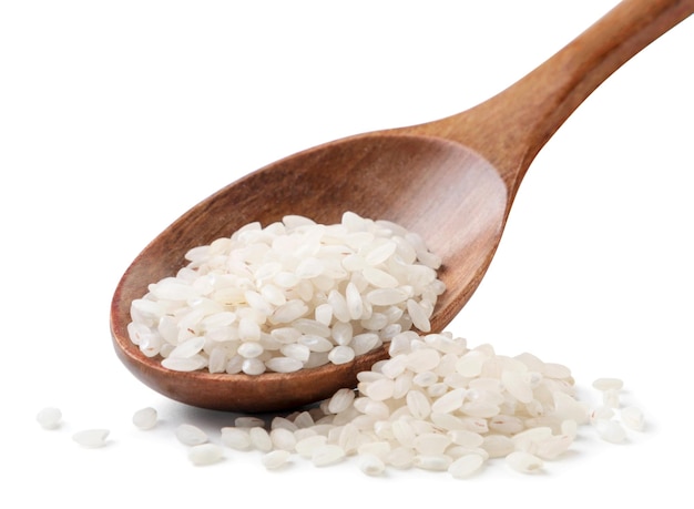 Roher Reis in einer Holzlöffel-Nahaufnahme auf weißem Hintergrund. Isoliert
