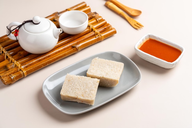 Roher Rübenkuchen (chinesischer Chai tow kway). Rübenkuchen ist ein gängiges Gericht der Teochew-Küche.