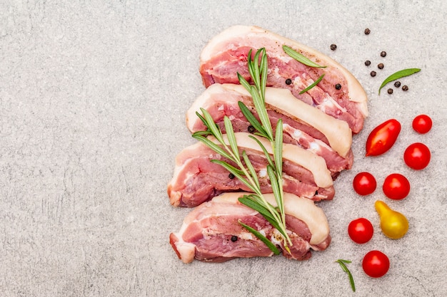 Roher schweinebauch mit rinde, peritoneumfleisch