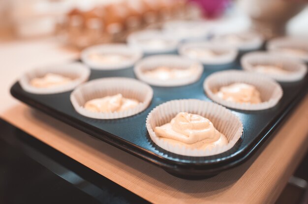 Roher Teig für Cupcake im Backblech