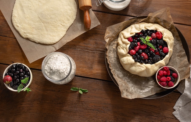 Roher Tortenkuchen mit Frucht