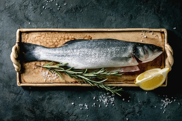 Roher ungekochter Fisch Wolfsbarsch