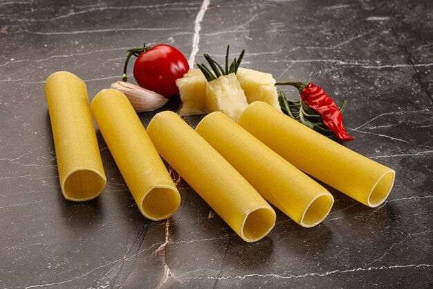 Foto roher, ungekühlter italienischer pasta cannelloni