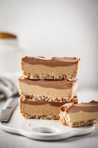 Roher Vegan-Schokoladen-Acajoubaum-Kuchen auf einem hellen Hintergrund.