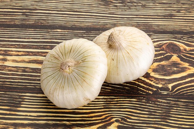 Foto roher weißer zwiebel gewürzhaufen isoliert