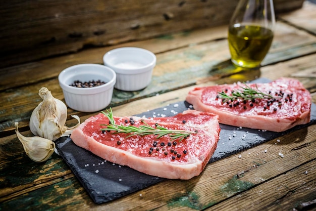 Rohes Beefsteak mit Rosmarin, Salz und Pfeffer