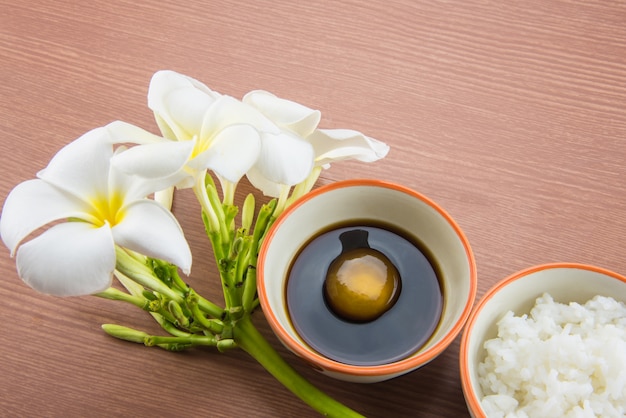 Foto rohes ei in der sojasoße und im weißen reis, japanisches lebensmittel