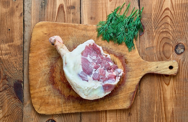 Foto rohes entenfleisch in form von beinen auf holzhintergrund