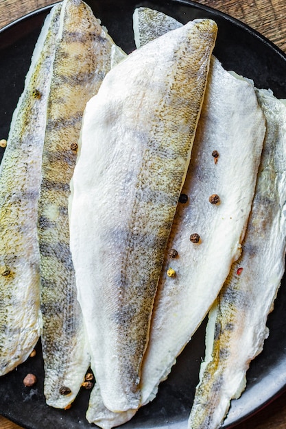 Rohes Filet keine Fischgräten Zander frische Meeresfrüchte Seehecht Mahlzeit Snack Kopie Raum Essen Hintergrund rustikal