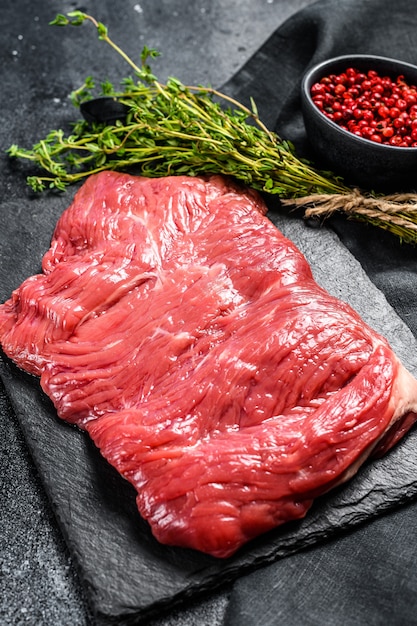 Rohes Flankensteak, marmoriertes Fleisch. Draufsicht. Speicherplatz kopieren