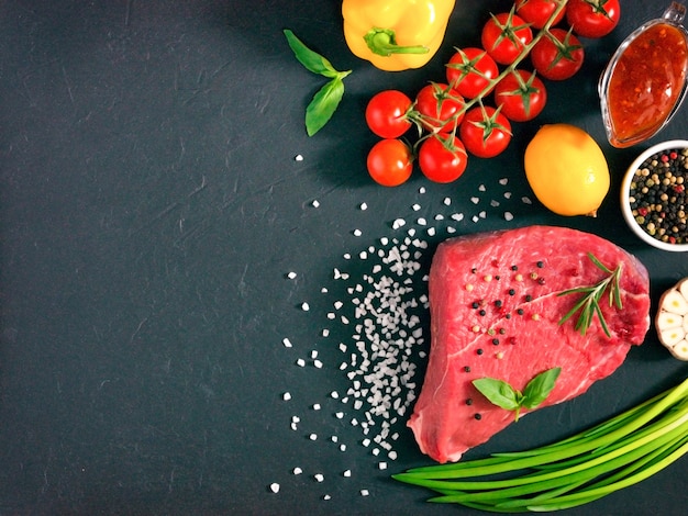 Rohes Fleisch auf dunkel