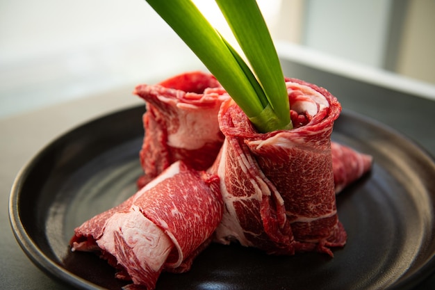 Rohes Fleisch auf einem Teller