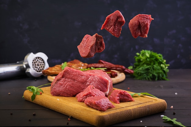 Rohes Fleisch. Frisches Rindfleisch auf hölzernem Hintergrund