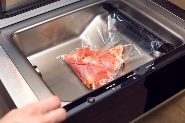 Rohes Fleisch in einer Vakuumverpackung. Fleisch im Vakuum staubsaugen