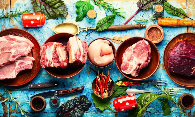 Foto rohes fleisch in scheiben schneiden, ansicht von oben