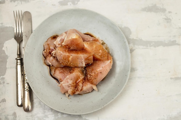 Rohes Fleisch mit Sauce auf weißem Teller