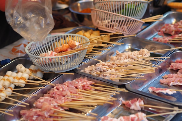 Rohes Fleisch Rindfleisch Schweinefleisch Hähnchen Wurst in Holzstab Street Food