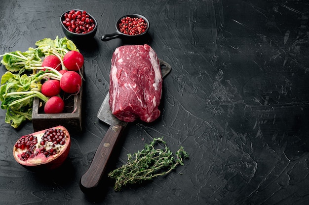 Rohes Fleisch-Rindfleischsteak-Set des Lebensmittelkonzept-Bio-Futters, Filet Mignon-Schnitt, auf schwarzem Steintisch