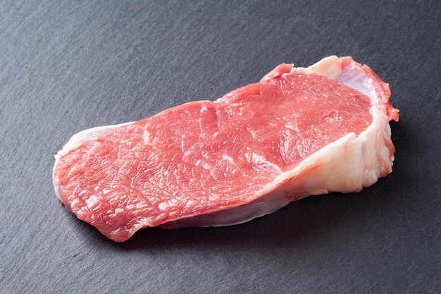 Rohes Fleisch Scheibe frisches rohes Fleisch auf einem Schieferstein. Fleisch für einen Grill vorbereiten