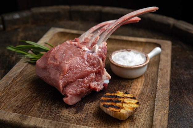 rohes Fleischsteak auf einem Holzbrett in einem Premium-Restaurant