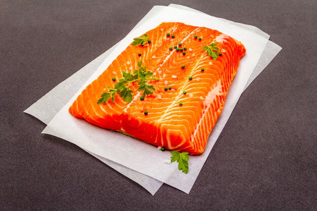 Rohes Forellenfilet (Lachs).
