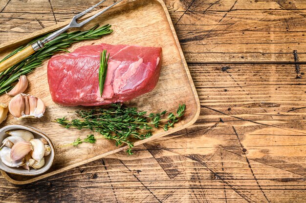 Rohes frisches Kalbsfiletsteak mit Kräutern