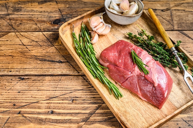 Rohes frisches Kalbsfiletsteak mit Kräutern