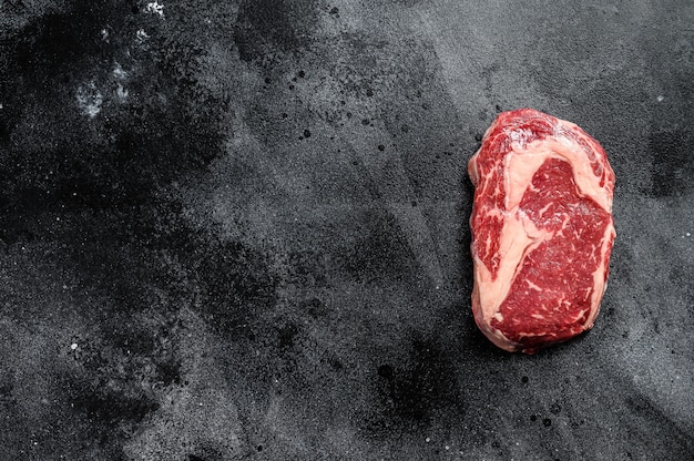 Rohes frisches Marmorfleisch Steak Ribeye. Schwarzes Angus Rib Eye. schwarzer Hintergrund
