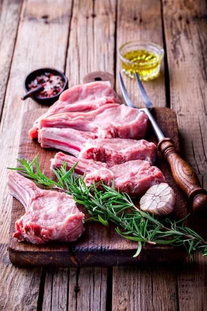 Rohes Frischfleisch Kalbfleischrippe Steak auf Knochen- und Fleischgabel