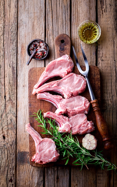 Rohes Frischfleisch Kalbfleischrippe Steak auf Knochen- und Fleischgabel