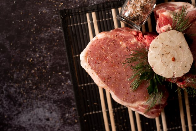 Rohes Frischfleisch Striploin-Steak auf grauem Steinschieferhintergrund