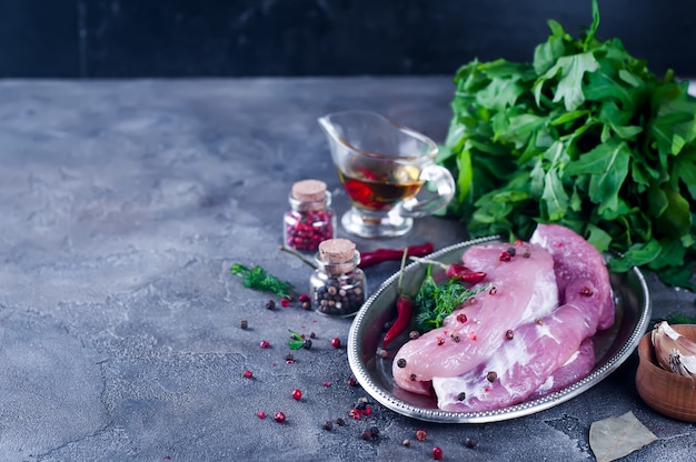 Rohes Frischfleischsteak entrecote und Gewürze in der Eisenplatte mit Öl, Paprika, Gewürzdill