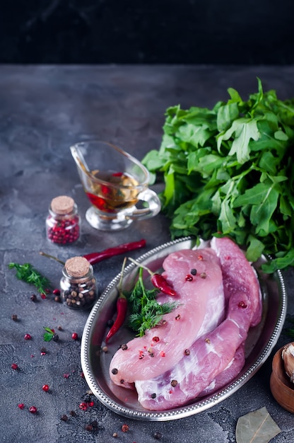 Rohes Frischfleischsteak entrecote und Gewürze in der Eisenplatte mit Öl, Paprika, Gewürzdill