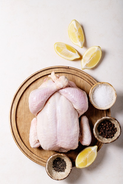 Rohes ganzes Huhn