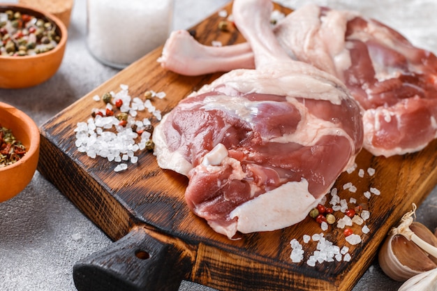 Rohes Geflügelfleisch. Entenkeulen, Knoblauch und Gewürze