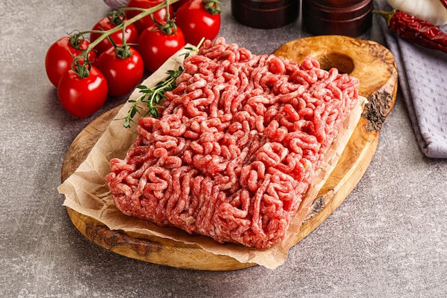 Rohes, gehacktes Rindfleisch, ungekochtes Fleisch über Bord