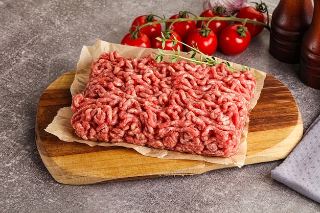 Rohes, gehacktes Rindfleisch, ungekochtes Fleisch über Bord