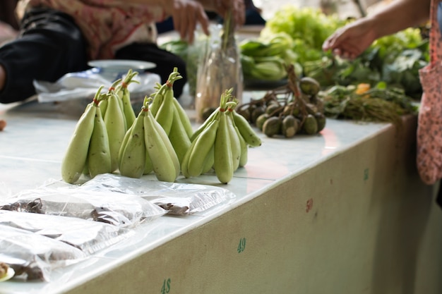 Rohes grünes Kalebasse im Markt