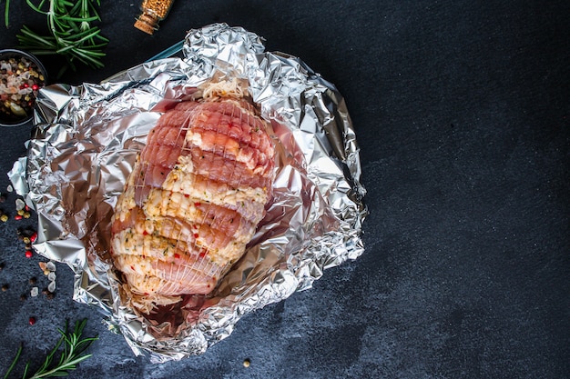 rohes Hackbratenschweinefleisch im Bratnetz