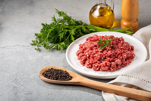 Foto rohes hackfleisch bereit für die zubereitung