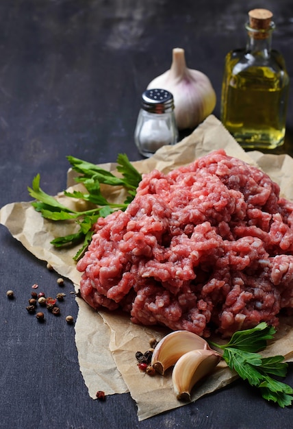 Rohes Hackfleisch mit Olivenöl und Knoblauch