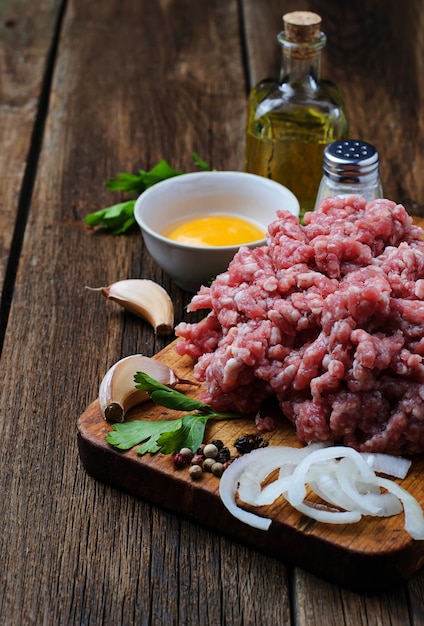 Rohes Hackfleisch mit Olivenöl und Knoblauch