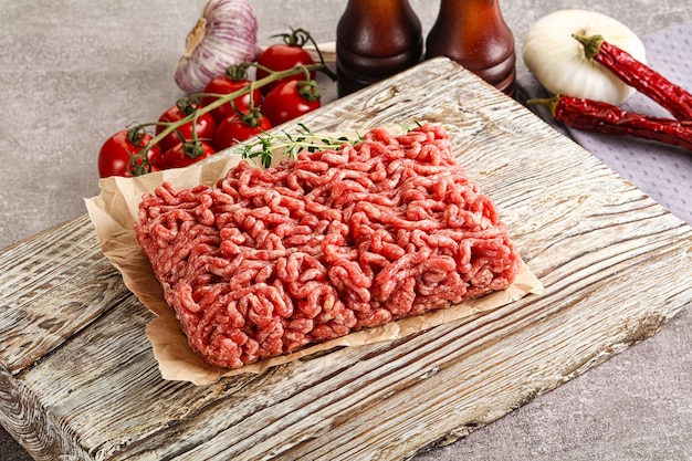 Rohes Hackfleisch, ungekochtes Fleisch an Bord