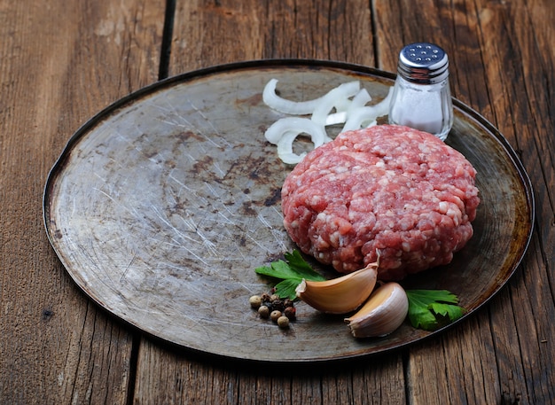 Rohes hackfleisch zum kochen von burger