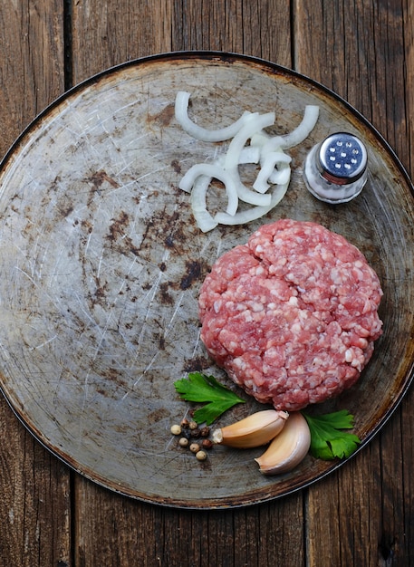 Foto rohes hackfleisch zum kochen von burger