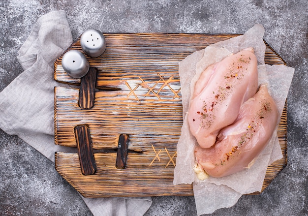 Rohes Hähnchenfilet auf Schneidebrett