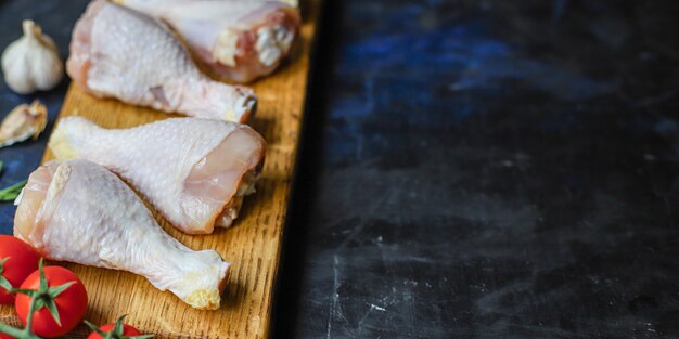 rohes Hähnchenkeulenfleisch zum Kochen auf dem Tisch